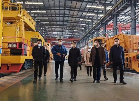  襄阳市市长王太晖、市政府秘书长张宇辉、襄州区区委书记刘明锋等一行到半岛电竞(中国)半岛有限公司官网重工开展春节前走访慰问活动 